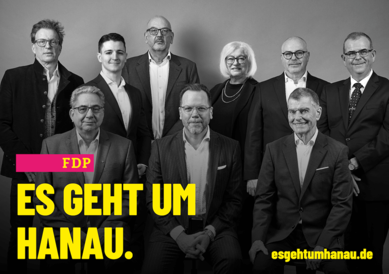FDP Hanau – Spitzenkandidaten zur Kommunalwahl 2026: V.l.n.r.: Thomas Morlock (Nordwest), Marc Schmidt (Steinheim), Dr. Michael Heinrich (Mittelbuchen), Ute Berné (Innenstadt), Michael Truckenbrodt (Innenstadt), Holger B. Vogt (Steinheim), Dr. Thomas Göbel (Großauheim/Wolfgang), Henrik Statz (OB-Kandidat, Nordwest), Martin Gutmann (Mittelbuchen). FDP Hanau – Spitzenkandidaten zur Kommunalwahl 2026: V.l.n.r.: Thomas Morlock (Nordwest), Marc Schmidt (Steinheim), Dr. Michael Heinrich (Mittelbuchen), Ute Berné (Innenstadt), Michael Truckenbrodt (Innenstadt), Holger B. Vogt (Steinheim), Dr. Thomas Göbel (Großauheim/Wolfgang), Henrik Statz (OB-Kandidat, Nordwest), Martin Gutmann (Mittelbuchen).